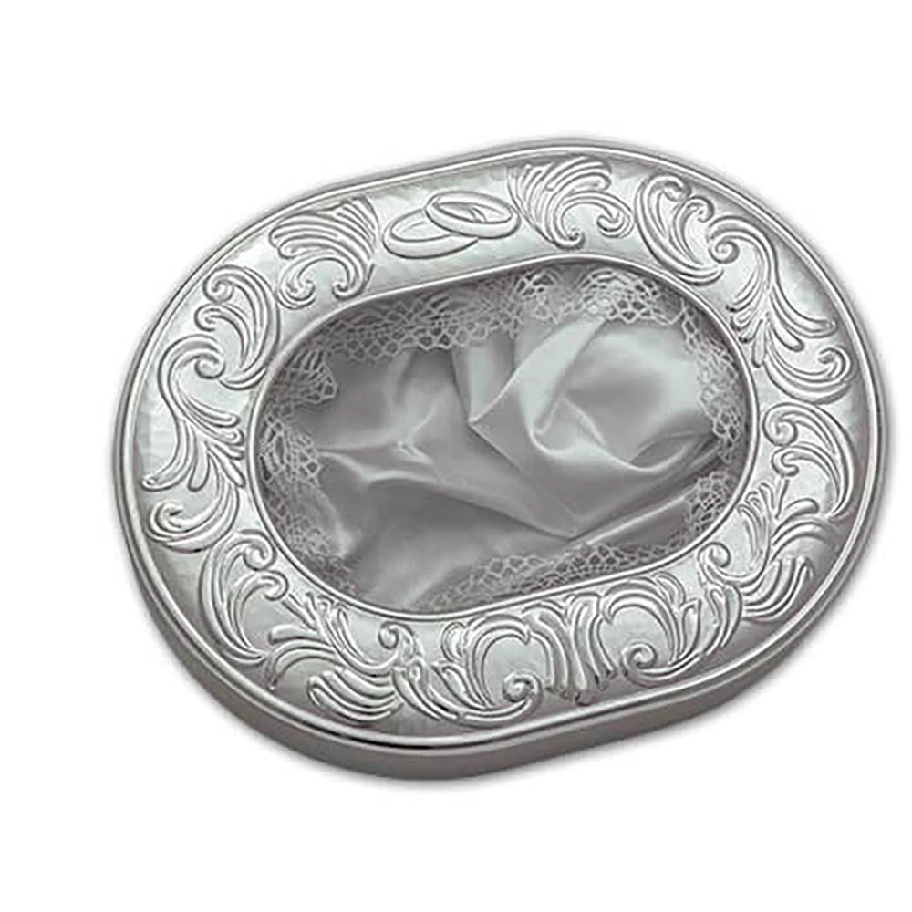 Στεφανοθήκη και ταυτόχρονα κορνίζα κατασκευασμένη από ξύλο και διακοσμημένη με ασήμι στην μπροστά όψη. Εσωτερικά είναι καλυμμένη με λευκό σατέν.

Μέγεθος: 30 x 23 cm 1